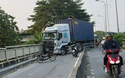 TP.HCM: Xe container va chạm ô tô, đường Võ Chí Công ùn tắc kéo dài