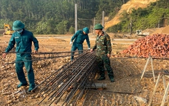 250 chiến sĩ lực lượng vũ trang Đà Nẵng tham gia xây trường liên cấp nơi biên giới