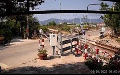 Khánh Hòa: Xử phạt người phụ nữ vượt rào chắn đường sắt khi đèn tín hiệu bật cảnh báo