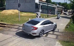 Ô tô vượt đèn đỏ khi gác chắn tàu đã hạ, nữ tài xế bị phạt 5 triệu đồng, tước GPLX 2 tháng