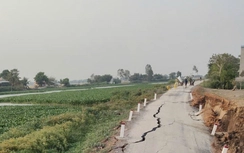 Tây Ninh: Sạt lở 60m đường ven sông, giao thông gián đoạn