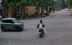 Ô tô con tông người đi xe máy giữa ngã tư