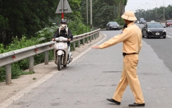 CSGT Hà Nội xử phạt loạt xe máy bất chấp nguy hiểm đi vào đại lộ Thăng Long