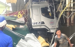 Nghi nổ lốp trước, xe container lao vào nhà dân ở Nghệ An