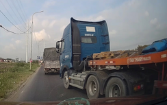 Xe đầu kéo đánh võng, ép ô tô bán tải vào lề đường