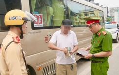 Cảnh sát xử lý loạt ô tô dừng đỗ, gỡ "điểm nghẽn" ùn tắc dọc tuyến metro Nhổn - ga Hà Nội