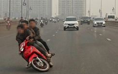 Xe máy chở ba người lạng lách ở làn ô tô, ngã trên cầu Nhật Tân