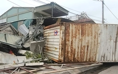 Bản tin TNGT 16/4: Xe container mất lái, lao vào nhà dân ở Nghệ An