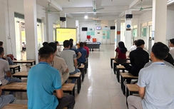 Thí sinh sát hạch lái xe ở Ninh Bình xem video về hậu quả tai nạn giao thông trước giờ thi