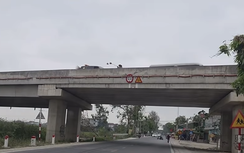 Xử phạt công nhân duy tu hất đất cát từ cầu cao tốc xuống đường dân sinh tại Nghệ An