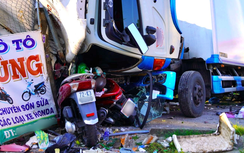 Xe tải tông liên hoàn nhiều xe máy, cột điện ven quốc lộ 1 qua Cà Mau, tài xế bất tỉnh