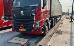 Bản tin TNGT 2/4: Bước xuống đường nhặt đồ, người phụ nữ bị xe tải tông tử vong ở TP.HCM