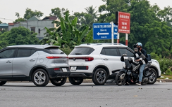 Ô tô rẽ trái ở ngã tư, va chạm xe máy