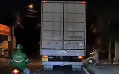 Cố lách vượt ẩu, người đi xe máy ngã sát bánh ô tô tải