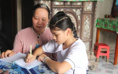 Chồng mất vì tai nạn, vợ nghèo bán vé số nuôi con