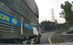 Xe tải tạt đầu, va chạm ô tô con rồi bỏ chạy trên cao tốc Pháp Vân - Cầu Giẽ