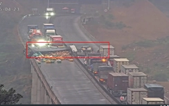 Xe tải lật ngang cao tốc Diễn Châu - Bãi Vọt, giao thông tê liệt hai chiều