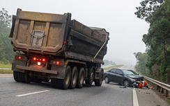 Vượt ô tô tải không an toàn, xe tập lái bị tông xoay ngang trên cao tốc