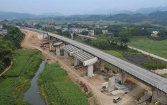 Sẵn sàng phương án ATGT, giữ vững tiến độ thi công cao tốc Nội Bài - Lào Cai dịp nghỉ lễ
