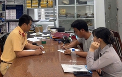 Quảng Ngãi: Tài xế ô tô cố tình vượt rào chắn khi tàu đang đến bị phạt 5,9 triệu đồng