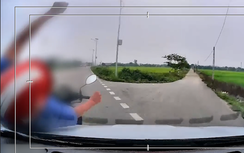 Sang đường không quan sát, người đi xe máy bị ô tô tông văng xuống mương