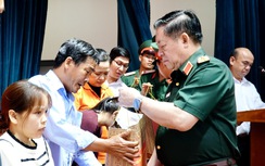 Đại tướng Nguyễn Trọng Nghĩa thăm, tặng quà gia đình chính sách tại Gia Lai