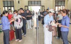 Hàng nghìn hành khách đổ về ga Hà Nội, tàu Bắc - Nam đều kín chỗ