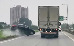 Chuyển làn ẩu, xe tải tông ô tô con xoay vòng trên cao tốc