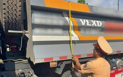 CSGT Cà Mau kiểm tra hàng trăm xe tải nặng, nhắc nhở chủ xe khắc phục tồn tại