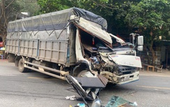 Xe tải đấu đầu xe đầu kéo trên QL6 đoạn qua Phú Thọ, hai người bị thương