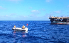 Nghẹt thở cứu tàu cá cùng 36 ngư dân Quảng Ngãi gặp nạn trên biển Trường Sa