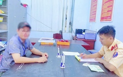 Bị phản ánh trên VNeTraffic vì dừng đỗ xe giữa đường, tài xế bị xử phạt