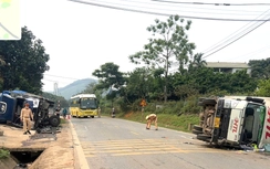 Hai xe tải đấu đầu trên QL6 đoạn qua Phú Thọ, một người bị thương