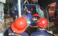 Truyền dịch tại chỗ, cắt cabin cứu đôi nam nữ mắc kẹt trong xe tải sau tai nạn giao thông