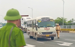 Hà Nội: CSGT xử lý loạt ô tô dừng chờ khách, nhận hàng ở lối vào cao tốc Nội Bài - Lào Cai