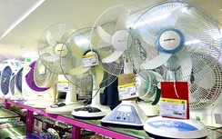 Chi tiền triệu sắm quạt tích điện, chủ động ứng phó sự cố mất điện mùa hè