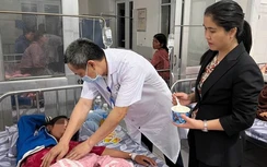 Nhiều học sinh, người dân nghi bị ngộ độc sau khi ăn bánh mì ở Quảng Trị