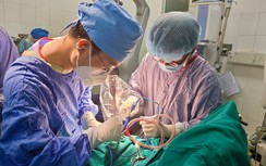 Cấp cứu khẩn cho bé trai 11 tuổi bị dao bầu cắm vào đầu