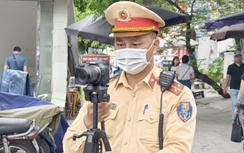 CSGT Hà Nội dùng camera ghi hình lưu động, nhiều học sinh vi phạm giao thông bị xử lý