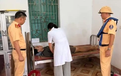 Thuyền viên bất ngờ nguy kịch trên tàu hàng giữa sông Hồng, CSGT hỗ trợ kịp thời