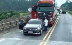 Xác minh clip xe Mercedes chặn đầu phương tiện khác trên cao tốc Nội Bài - Lào Cai