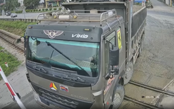 Thanh Hóa: Tài xế xe tải băng qua đường sắt khi tàu sắp đến bị phạt 11 triệu đồng