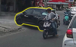 Ô tô lùi xe mất kiểm soát, xoay tròn giữa đường phố
