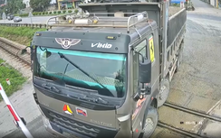 Thanh Hóa: Tài xế xe tải nói gì sau khi vượt đèn đỏ, băng qua đường sắt?