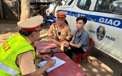 CSGT Đắk Lắk bắt nghi can cướp giật dây chuyền vàng trên xe khách