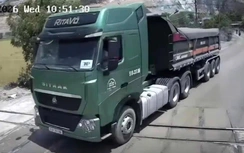 Tài xế xe đầu kéo tông gãy cần chắn đường sắt ở Khánh Hòa