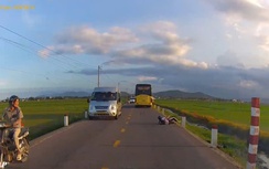 Xác minh vụ xe khách tiếp tục di chuyển sau khi va quệt khiến một học sinh ngã ra đường