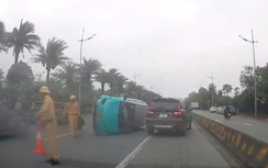 Tai nạn giao thông 22/5: Tài xế buồn ngủ tông dải phân cách, taxi lật nghiêng giữa đường
