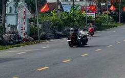 Người phụ nữ đi xe máy gây tai nạn khi cắt ngang đường lớn