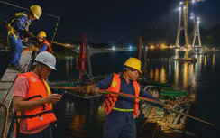 Công nhân "neo mình" giữa sông Đà thi công cầu dây văng có nhịp chính dài nhất Việt Nam